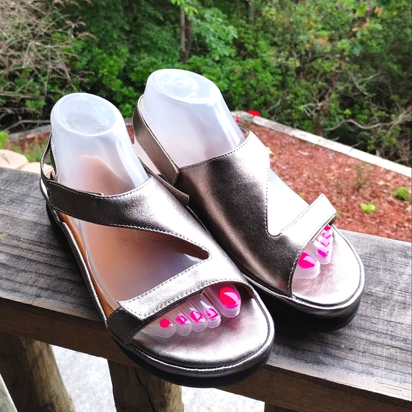 L'Amour Des Pieds Metallic Champagne Gold Color Leather Platform Sandals - Picture 10 of 16